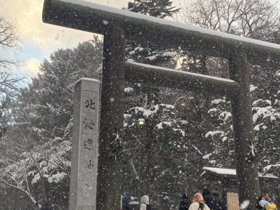 札幌発ウォーキングツアー 北海道神宮＆白い恋人パーク散策と北海道スイーツ満喫＜スウィーツ付／3時間／ 円山公園駅発＞