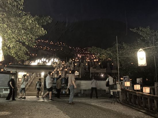 京都バスツアー 夜の夏の旅 北野天満宮 御手洗川足つけ燈明神事と大谷祖廟「東大谷万灯会」＜夕食付き／約4時間／京都駅発＞by おこしバス（京都定期観光バス）
