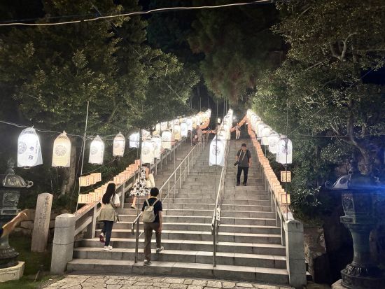 京都バスツアー 夜の夏の旅 北野天満宮 御手洗川足つけ燈明神事と大谷祖廟「東大谷万灯会」＜夕食付き／約4時間／京都駅発＞by おこしバス（京都定期観光バス）