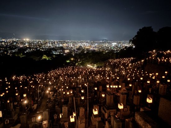 京都バスツアー 夜の夏の旅 北野天満宮 御手洗川足つけ燈明神事と大谷祖廟「東大谷万灯会」＜夕食付き／約4時間／京都駅発＞by おこしバス（京都定期観光バス）