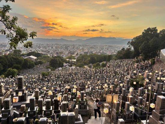 京都バスツアー 夜の夏の旅 北野天満宮 御手洗川足つけ燈明神事と大谷祖廟「東大谷万灯会」＜夕食付き／約4時間／京都駅発＞by おこしバス（京都定期観光バス）