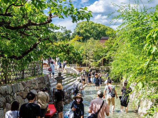 京都バスツアー 夜の夏の旅 北野天満宮 御手洗川足つけ燈明神事と大谷祖廟「東大谷万灯会」＜夕食付き／約4時間／京都駅発＞by おこしバス（京都定期観光バス）