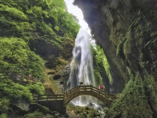 歴史の聖地から近未来の山城へ！成都＆重慶5日間ツアー｜パンダ・世界遺産「大足石刻」「天生三橋」・空中モノレール＆本場麻婆豆腐と火鍋を堪能〈広州発・往復航空券付〉