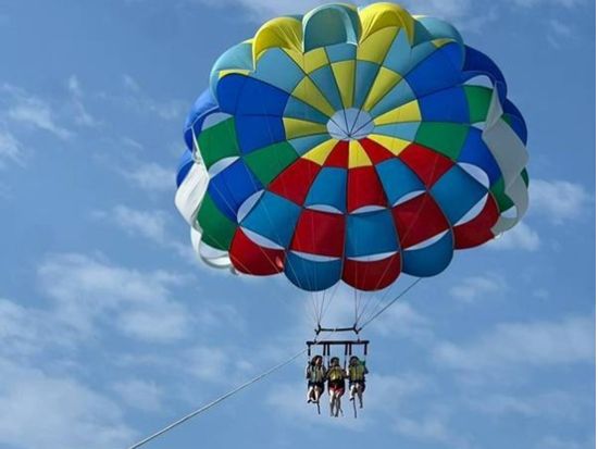 【那覇で唯一の少人数制パラセーリング】快適に慶良間ブルーを堪能しよう。選べる高さは70m・120m・200m！＜1時間半／那覇発＞