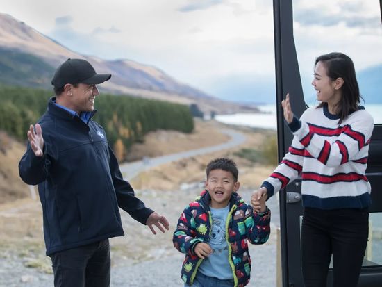 442046-grayline-driver-waves-to-chinese-guests-web-version-1280px