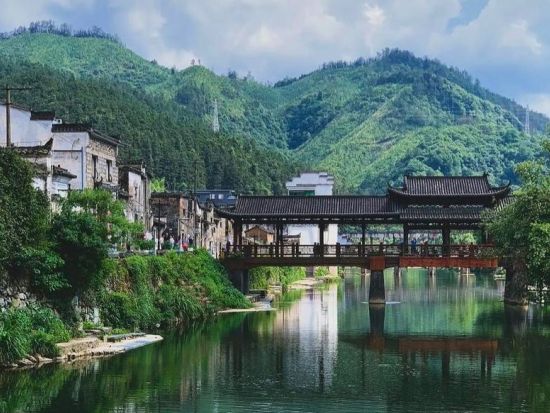 上海発2泊3日貸切ツアー！崖の上の絶景「望仙谷」夜景＆陶芸の都「景徳鎮」～憧れの断崖＆5つ星ホテル宿泊・往復新幹線＆ミニ陶器付ミルクティー特典付