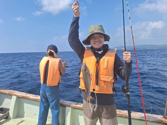 手ぶらでちょっと変わった船釣り体験！期間限定・時間延長オモック半日コース ロックフィッシュを狙おう！15歳から参加可能＜笠利町＞ by サラサ