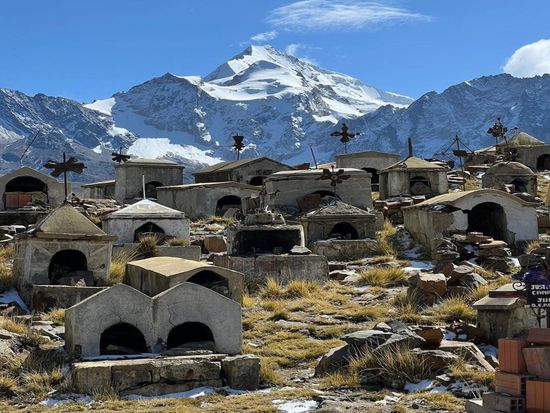 ワイナポトシが見える鉱山隊の墓地