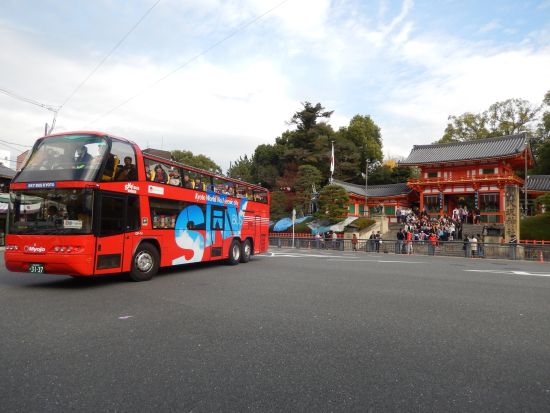 オープントップバス 平安神宮や南座など雅な名所を周遊（2026/9/24～9/30限定）＜京都駅発＞by おこしバス（京都定期観光バス）