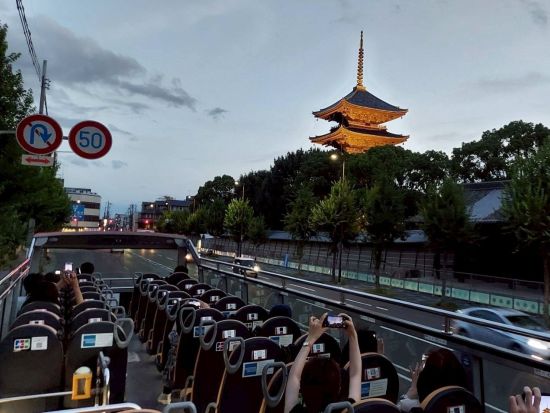 オープントップバス 東寺の五重塔や二条城など誉れ高き名所を周遊（2026/9/24～9/30限定）＜京都駅発＞by おこしバス（京都定期観光バス）
