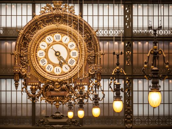 Musee_D_Orsay_Clock_shutterstock_189548159