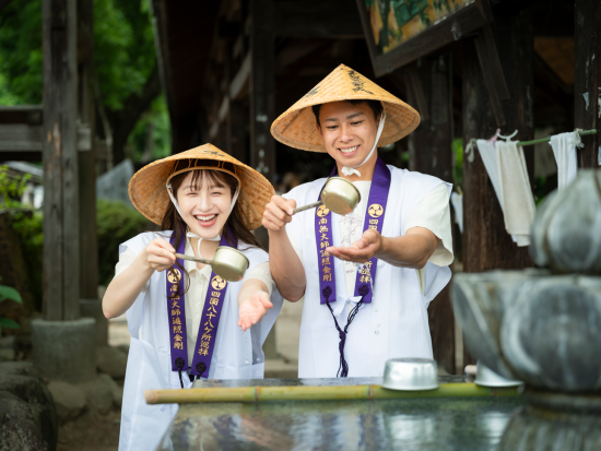 道後からの一歩、石手寺へのお遍路体験 ミシュラン1つ星の札所で名物の焼き餅プレゼント＜ガイド付／お遍路グッズレンタル付／約1.5時間／道後温泉発＞