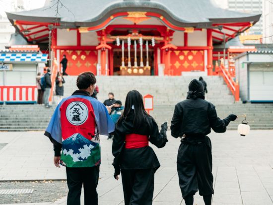 忍者ガイドと巡る新宿歌舞伎町・ゴールデン街＆秘密の神社徒歩ツアー＜日本語ガイド／60分＞