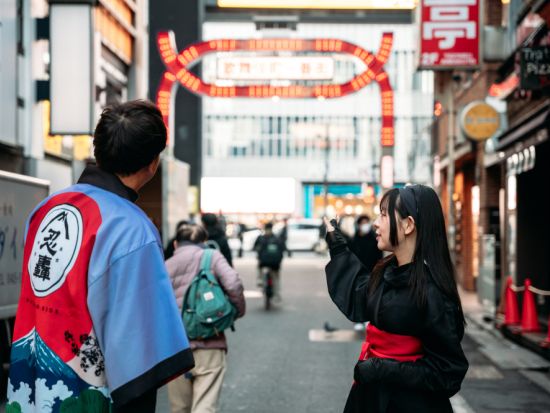 忍者ガイドと巡る新宿歌舞伎町・ゴールデン街＆秘密の神社徒歩ツアー＜日本語ガイド／60分＞