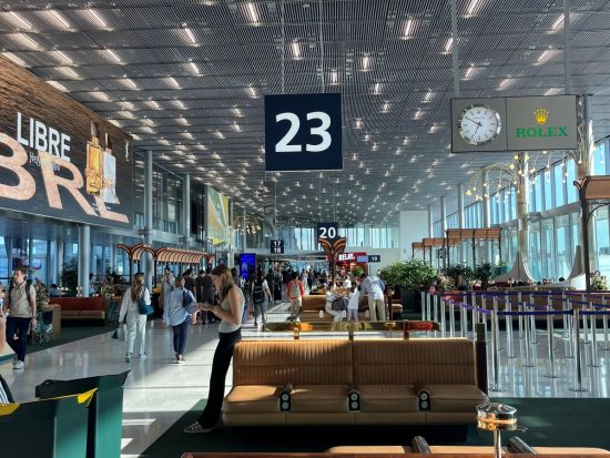 【空港送迎】パリ空港（シャルル・ド・ゴール空港など）⇔ パリ市内 日本語アシスタントのサポート付＜貸切専用車 または 現地払いタクシー利用＞ by H.I.S.