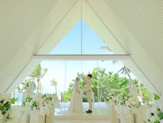 バリ島ウェディング　「ウルシャンティチャペル」での挙式＆ビーチ撮影　ご新婦様ヘアメイク込み＜1日／日本語対応＞