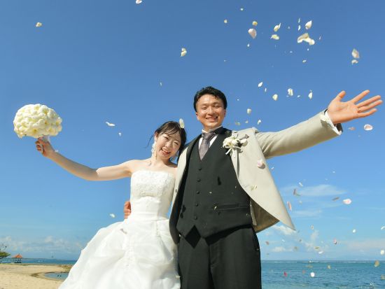 バリ島ウェディング　「ウルシャンティチャペル」での挙式＆ビーチ撮影　ご新婦様ヘアメイク込み＜1日／日本語対応＞