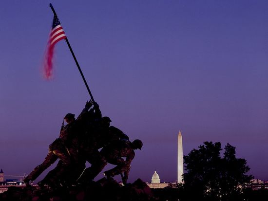 Urban-Adventures-USA_Washington_Monument_Night_Flag