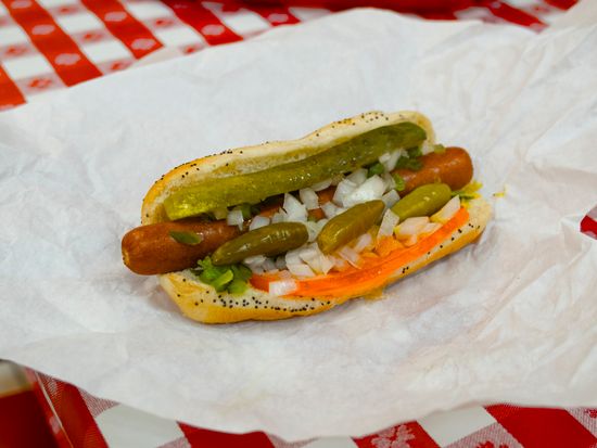 Urban-Adventures-USA-Chicago-Food-Experience-Lukes-restaurant-hotdog-2