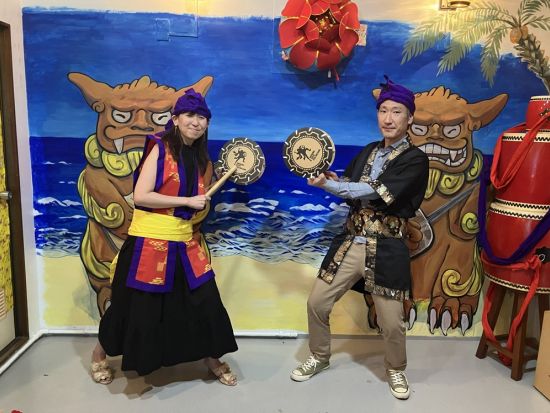 沖縄伝統芸能・エイサー体験！手作りクラフト締め太鼓のプレゼント付き＜1時間／1ドリンク付き／那覇＞
