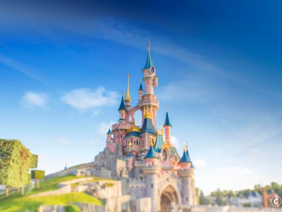 ディズニーランド・パリ 2パーク入場券＆プレミア・アルティメット・パス付き〈貸切／専用車／パリ発〉by H.I.S. 
