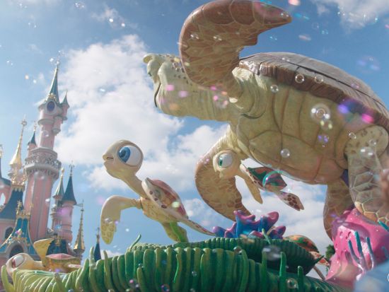 ディズニーランド・パリ 2パーク入場券＆プレミア・アルティメット・パス付き〈貸切／専用車／パリ発〉by H.I.S. 