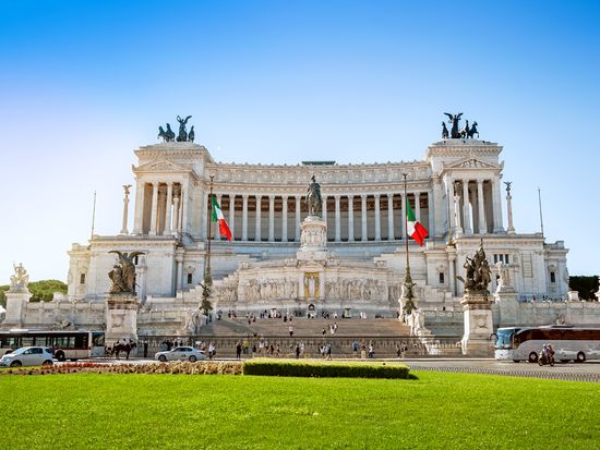 Italy_Rome_Piazza_Venezia_shutterstock_340381193