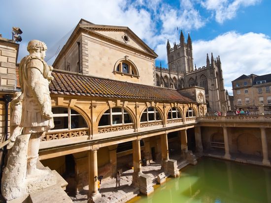 2._Roman_Baths_Museums_and_Bath_Abbey_swuuik