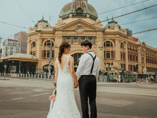 フォトウェディング　カールトンガーデンまたはフリンダース駅＋ブライトンビーチ　新婦様ヘアメイク込み　衣装持ち込みプラン＜撮影1.5時間／専用車移動／日本語対応＞