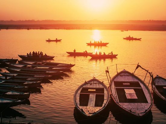 India_Varanasi_Ganges River_Sunrise_shutterstock_1061833889