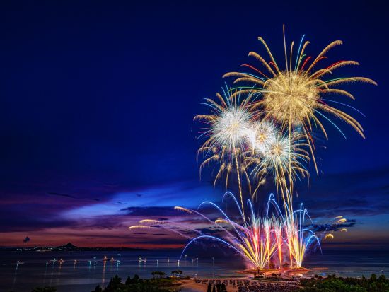 7月4日限定｜海洋博美ら海花火大会2026日帰りバスツアー　往復バス＆有料観覧エリア・イス席＜南部・那覇・中部・南風原・与那原 発＞
