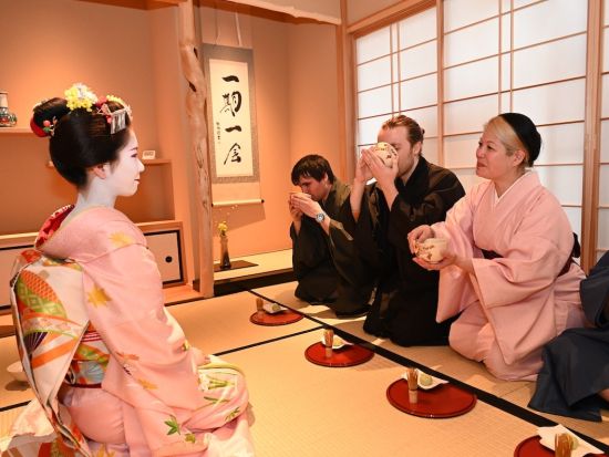 着物を着て茶道体験 in 祇園折鶴屋＜書道体験付きプランあり／京都市＞