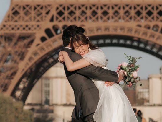 フォトウェディング　エッフェル塔などパリの名所をバックに撮影　新婦様ヘアメイク込み＜撮影2.5時間または3.5時間／日本語対応＞