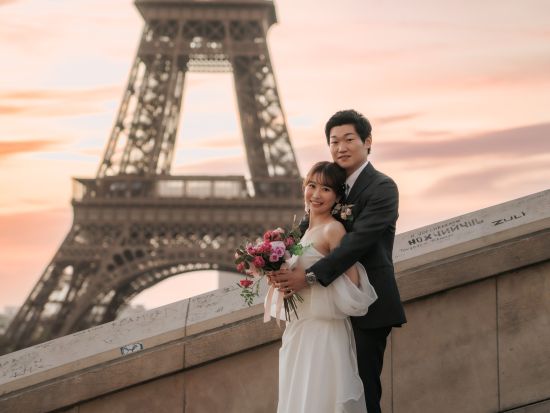 フォトウェディング　エッフェル塔などパリの名所をバックに撮影　新婦様ヘアメイク込み＜撮影2.5時間または3.5時間／日本語対応＞