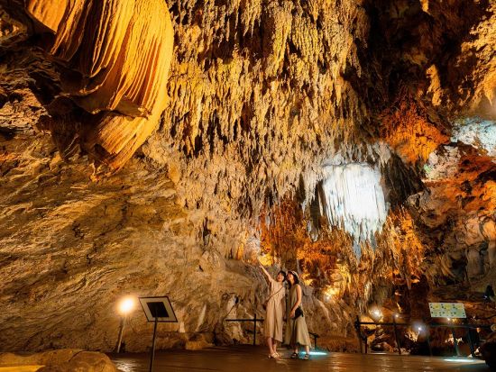 【CAVE OKINAWA 割引入場チケット】数万年の時が創った神秘の鍾乳洞！パワースポット「ハートロック」や幻想的なイルミネーションを体験＜沖縄本島＞