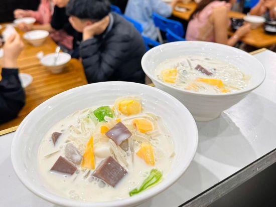 ミシュラン選出ストリートフード食べ歩きツアー　本場のストリートフード4品を堪能！ ＜定員15名／英語または日本語ガイド＞