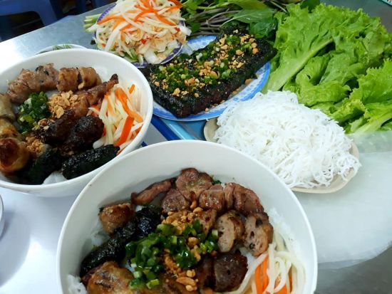 ホーチミンストリートフードツアー　ミシュラン認定グルメと名物料理を食べ歩き＜半日／混載／えらべる日本語or英語ガイド＞