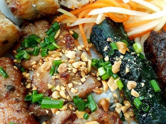 ホーチミンストリートフードツアー　ミシュラン認定グルメと名物料理を食べ歩き＜半日／混載／えらべる日本語or英語ガイド＞