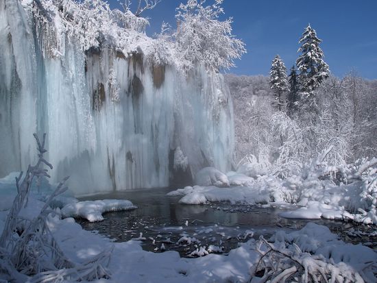 sightseeing plitvice national park in winter
