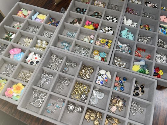 【クラフト体験】オリジナルアクセサリー作り！100種類以上のチャームをご用意★短時間でスキマ時間や雨の日にオススメ◎＜沖縄本島／那覇＞by Kirara