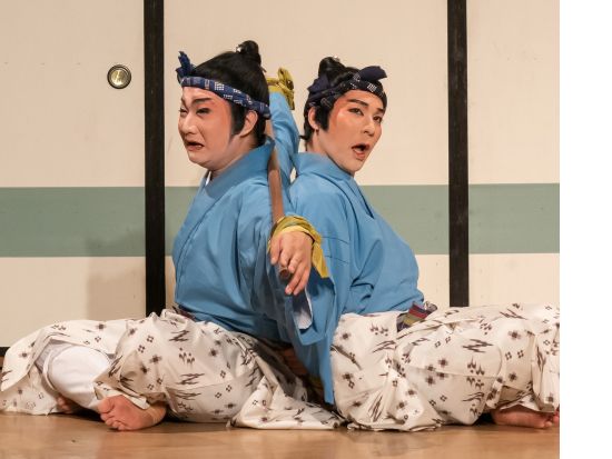 沖縄芝居 多言語ガイド鑑賞 初めてでも楽しめる約140年続く伝統大衆演劇 ＜4言語音声ガイド付き／県庁前駅直結＞