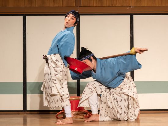 沖縄芝居 多言語ガイド鑑賞 初めてでも楽しめる約140年続く伝統大衆演劇 ＜4言語音声ガイド付き／県庁前駅直結＞
