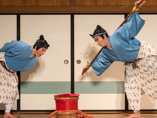 沖縄芝居 多言語ガイド鑑賞 初めてでも楽しめる約140年続く伝統大衆演劇 ＜4言語音声ガイド付き／県庁前駅直結＞
