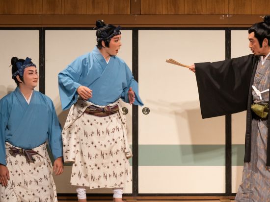 沖縄芝居 多言語ガイド鑑賞 初めてでも楽しめる約140年続く伝統大衆演劇 ＜4言語音声ガイド付き／県庁前駅直結＞
