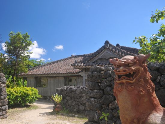【石垣やいま村】前売りでおトク！石垣の旧宅見学やかわいいリスざると触れ合う人気観光スポット