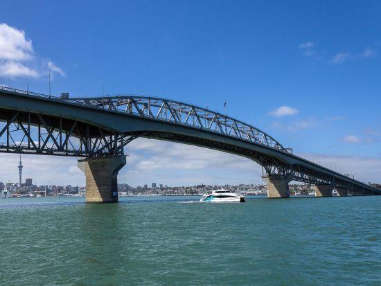 オークランド・ハーバークルーズ ハーバーブリッジとスカイタワーを水上から望む絶景遊覧｜オークランド
