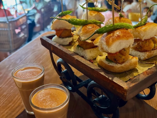【プライベートツアー】ストリートフードツアー 地元で愛される屋台グルメ食べ歩き！＜英語ガイド／ホテル送迎付き＞