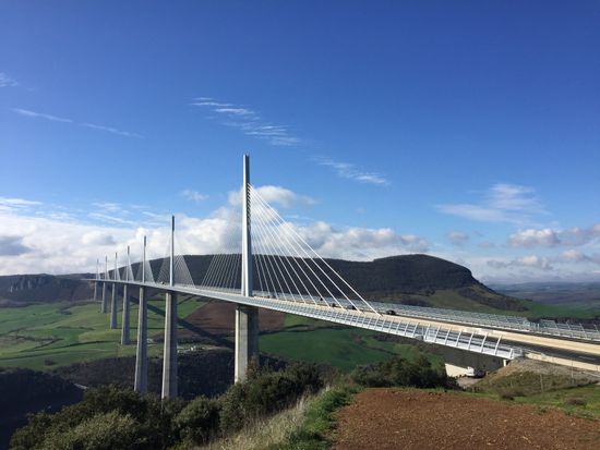 圧巻の絶景！世界最高クラスの高さを誇るミヨー橋を訪れる ＜貸切／専用車／カルカッソンヌ発＞by H.I.S.の写真3