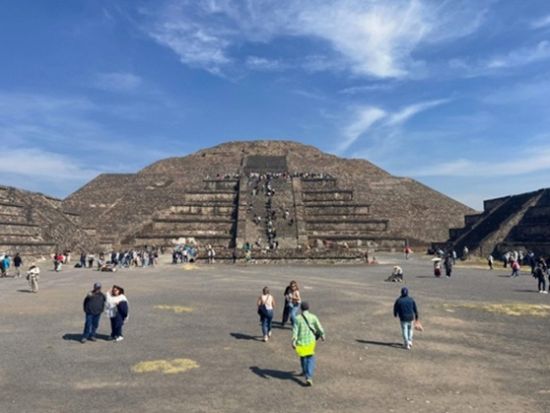 テオティワカン気球＆遺跡観光ツアー　世界遺産を空から一望！人気の洞窟レストラン「La Gruta」へご案内＜1名予約可／日本語ガイド／メキシコシティ発＞