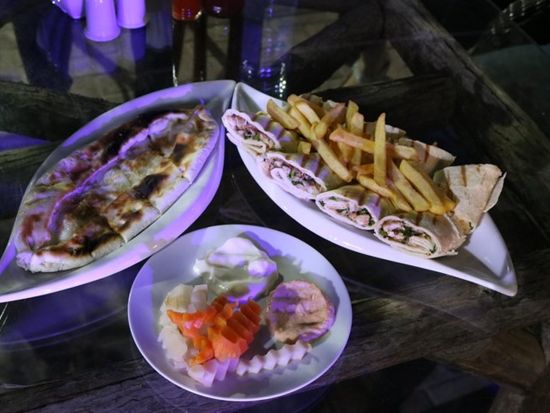 【貸切】オールドドバイ美食ウォーキングツアー　中東グルメ食べ歩き＆本格エミレーツ料理ディナー＜午後／日本語or英語／往復送迎付／ドバイ発＞